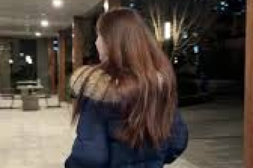 陪睡陪玩已过时！又一女星自曝潜规则当众被强吻、伸手进裤子